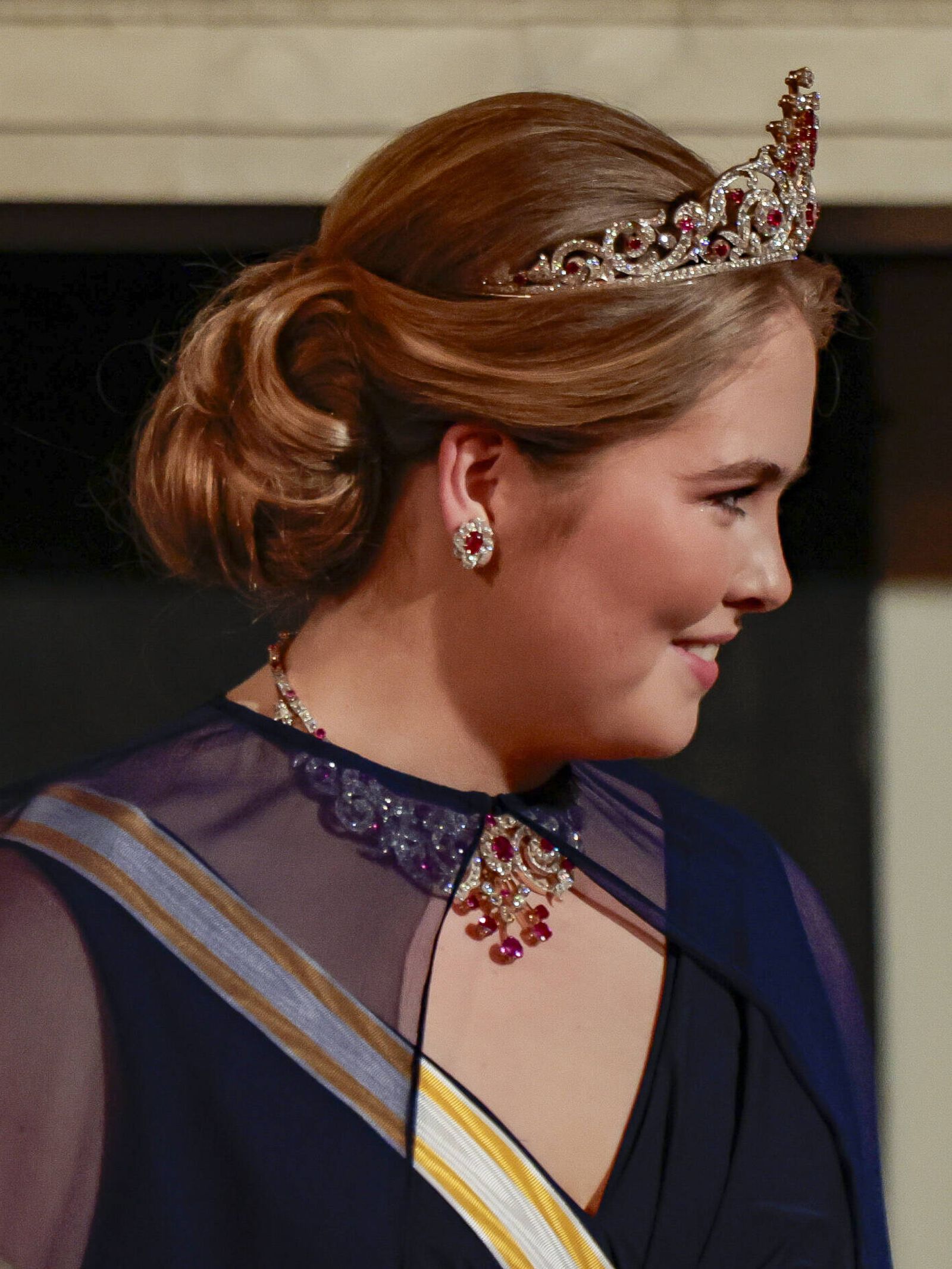 la princesa amalia de holanda combina rubíes rojos y un vestido azul noche: su look para la cena de estado con felipe vi y letizia