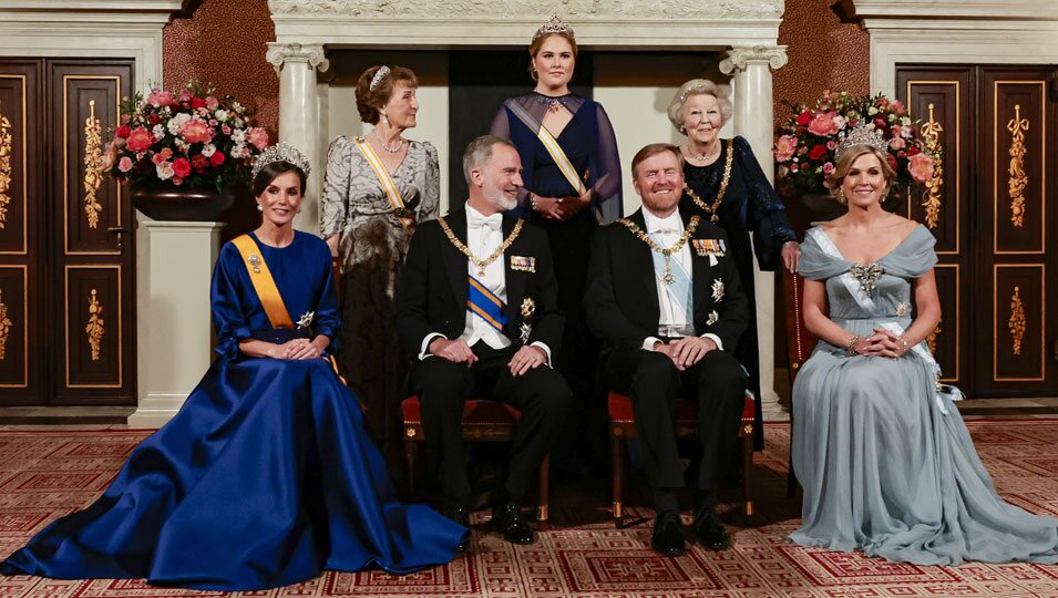 la reina letizia en la cena de gala en países bajos: la tiara rusa, joyas de pasar, besamanos sentada y condecoración menor