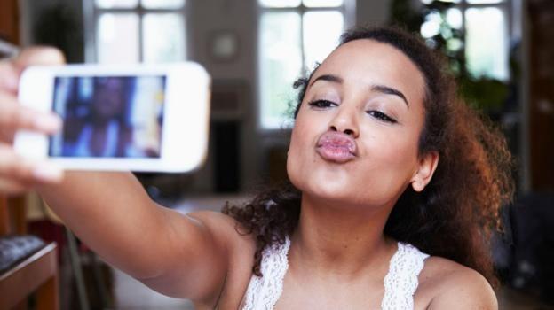 o que é o ‘mewing’, exercício da moda nas redes sociais usado para tirar selfies (e os riscos que isso pode ter)