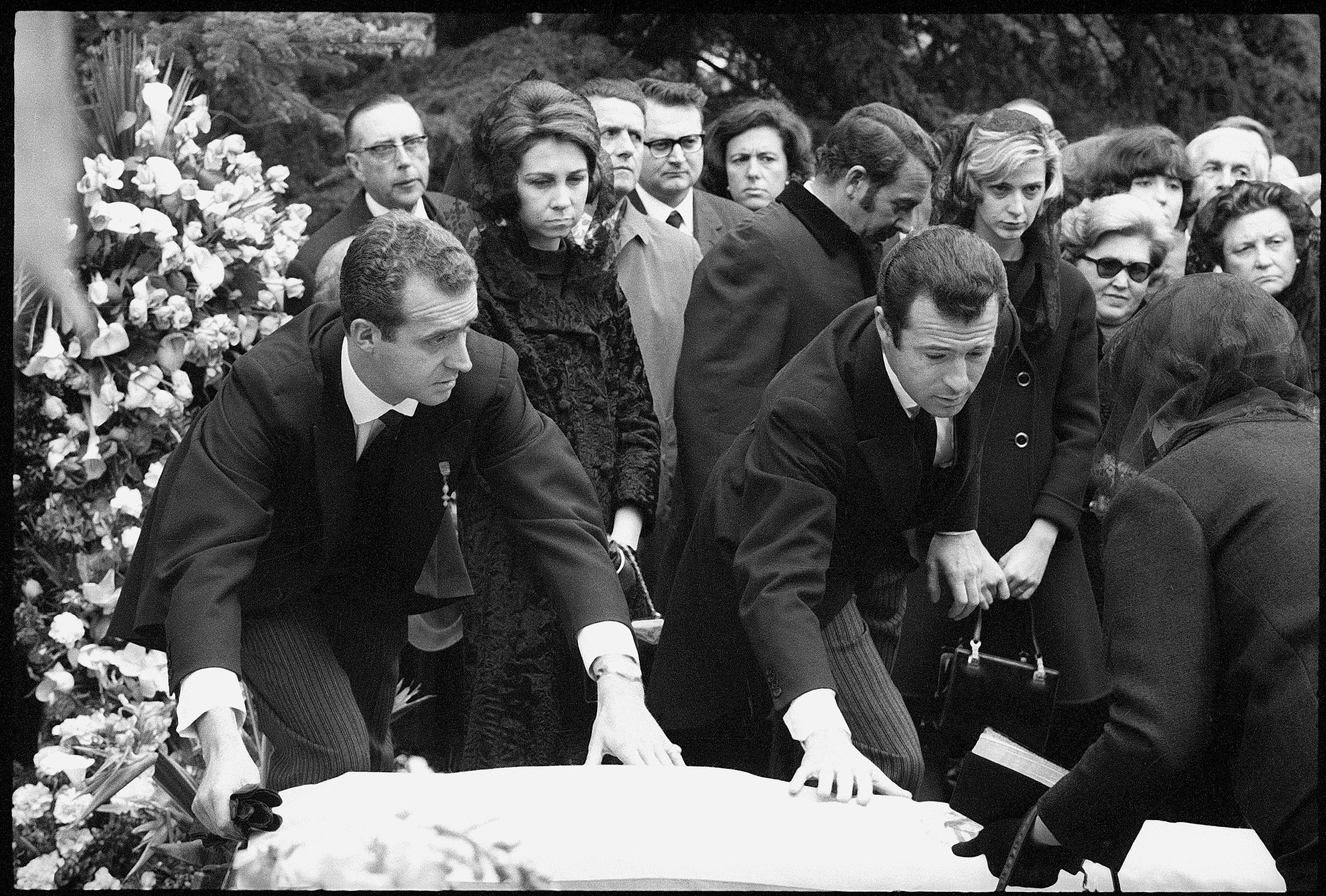 55 años del funeral de victoria eugenia de battenberg: un adiós marcado por una pelea entre hermanos (y otra entre padre e hijo)