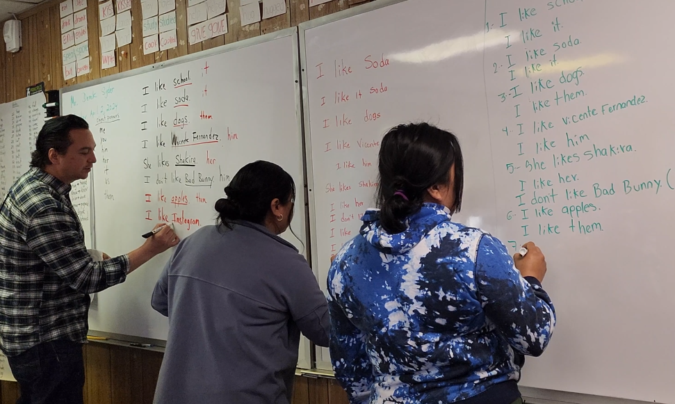 “nosotras podemos”: madres inmigrantes regresan a la escuela para aprender inglés y enfrentar retos sociales