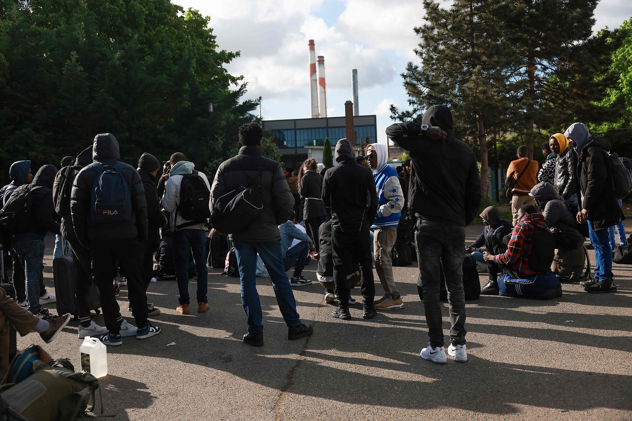 仏当局、パリ郊外の廃ビルから移民数百人退去 五輪まで100日