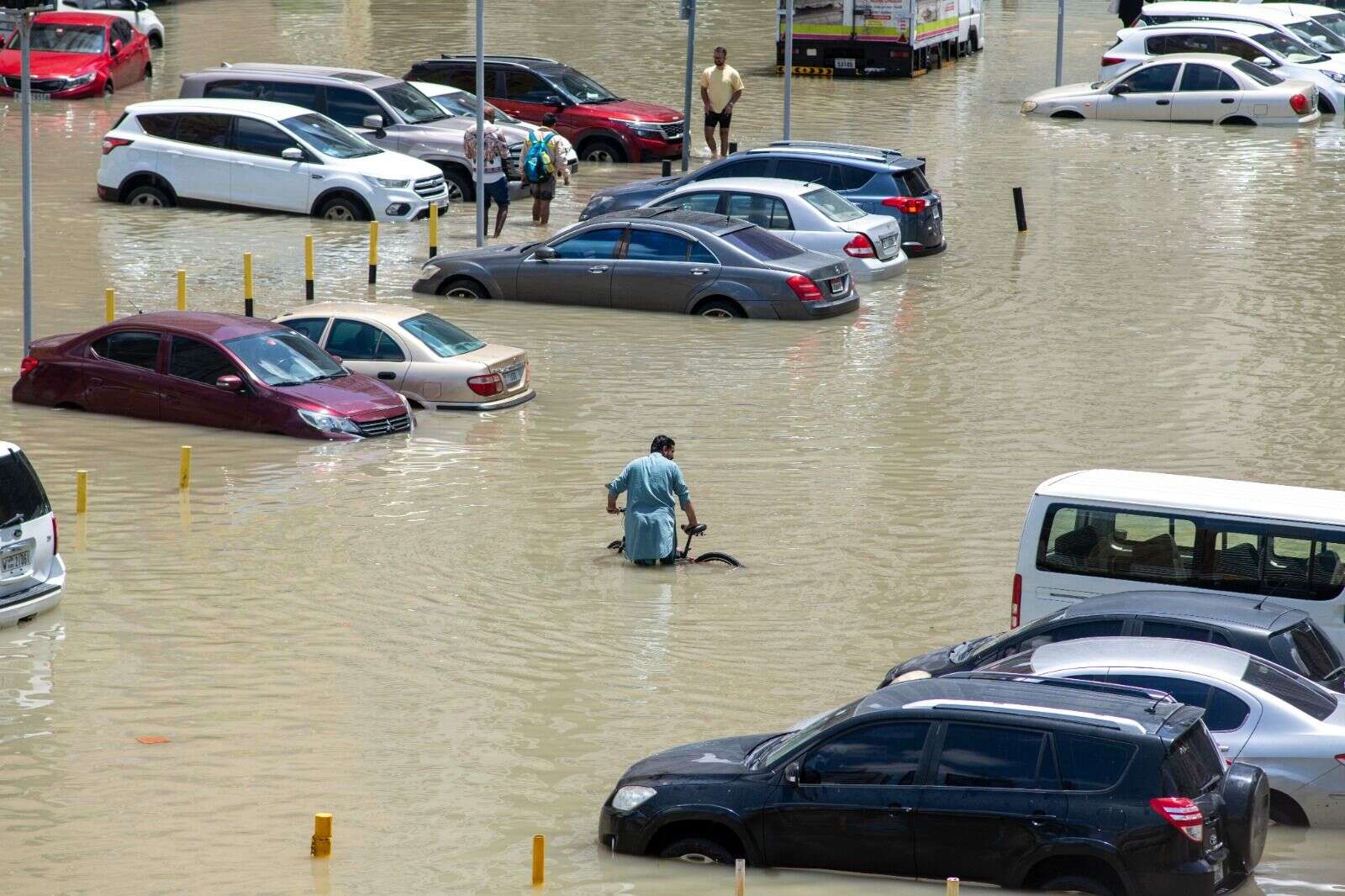 'wasn't easy to leave cars in flood': hundreds of uae residents abandon cars after engines die