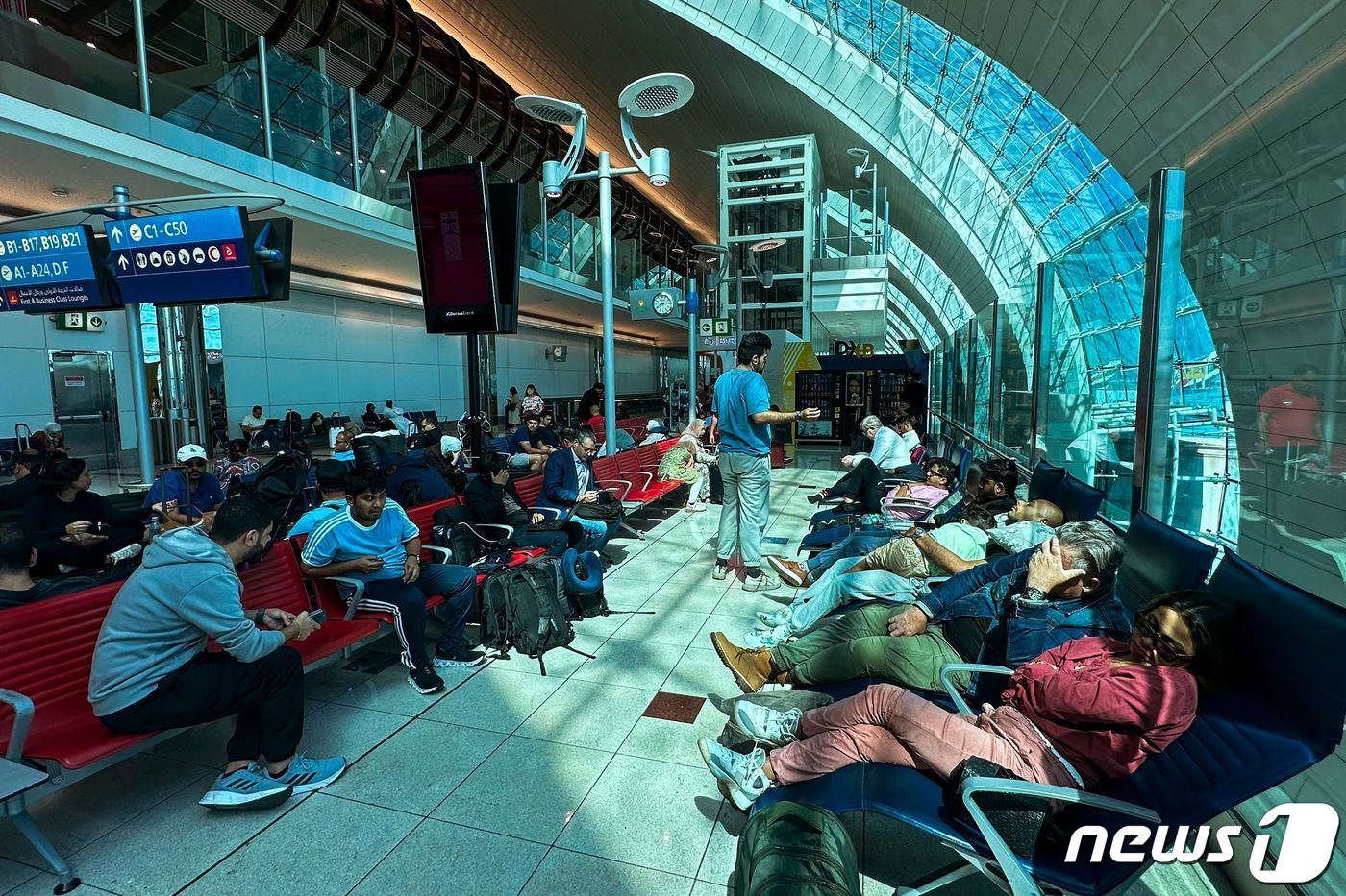 [사진] 결항 속출 두바이 공항서 탑승 기다리는 승객들