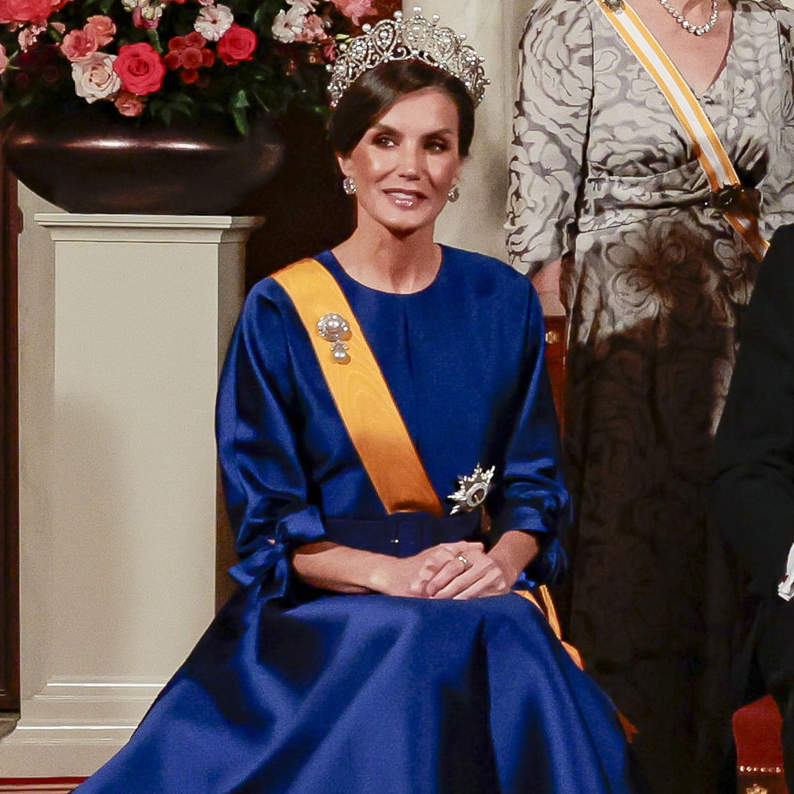 la reina letizia en la cena de gala en países bajos: la tiara rusa, joyas de pasar, besamanos sentada y condecoración menor