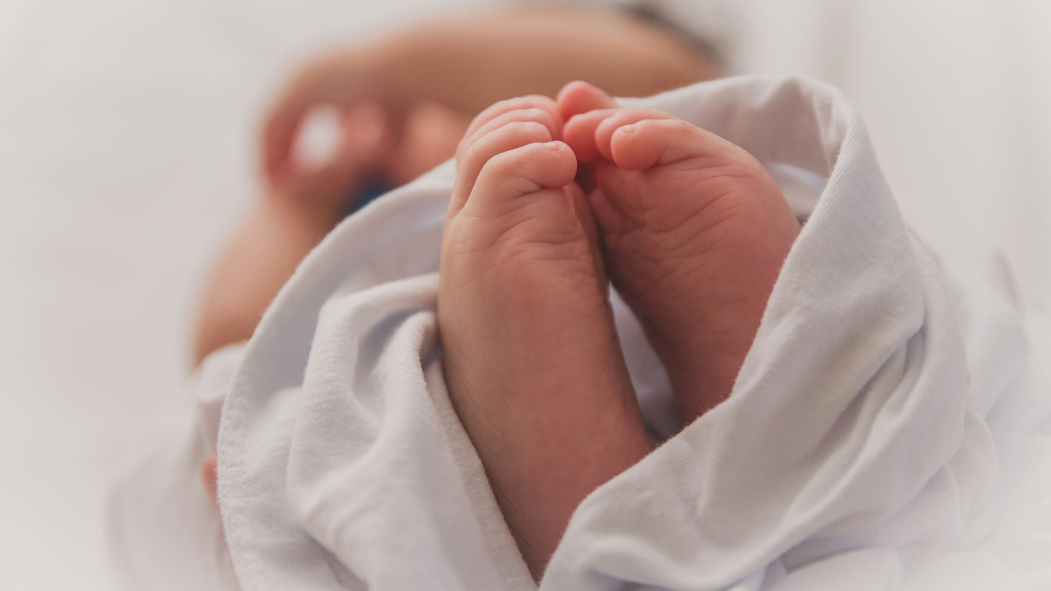 redland private maternity ward shuts down, adding pressure to already strained public hospitals amid 'maternity crisis'