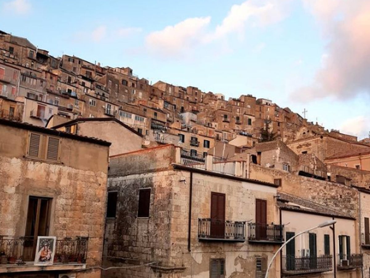 el hombre que compró una casa a $1,20 en sicilia insta a otros a hacer lo mismo