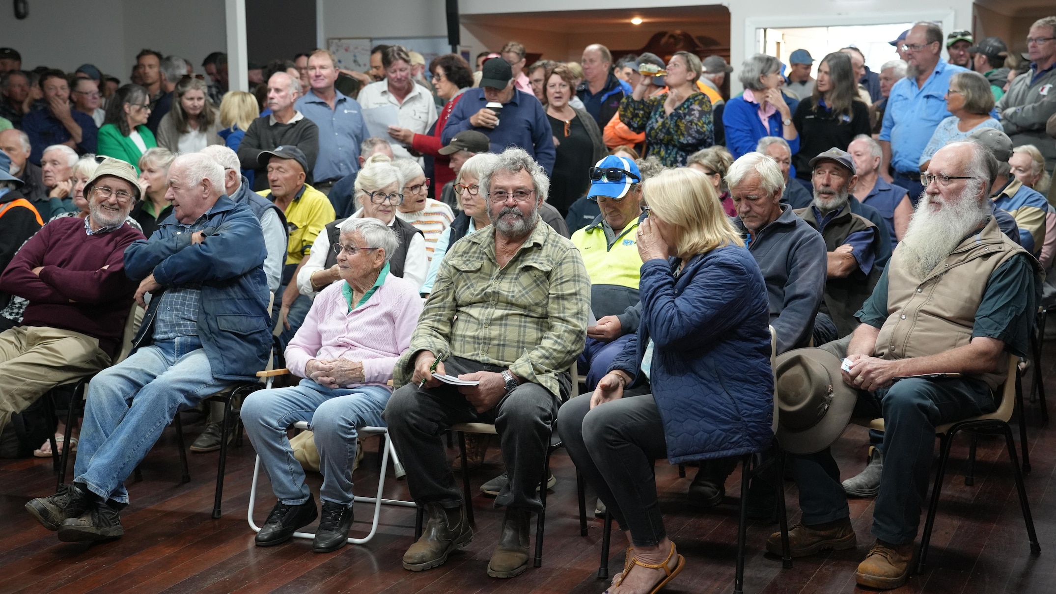 hundreds of farmers gather amid fears of worsening drought, condemn wa government response