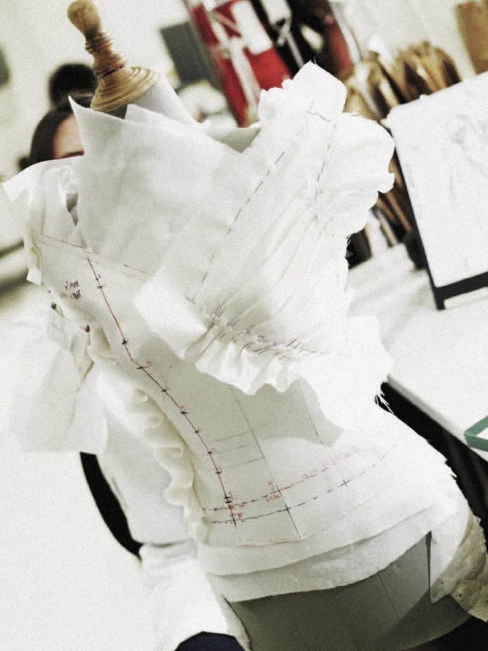 cómo se crea un vestido de novia en cifras: 8 equipos de profesionales, 120 horas en el patrón y una costura minuciosa al detalle