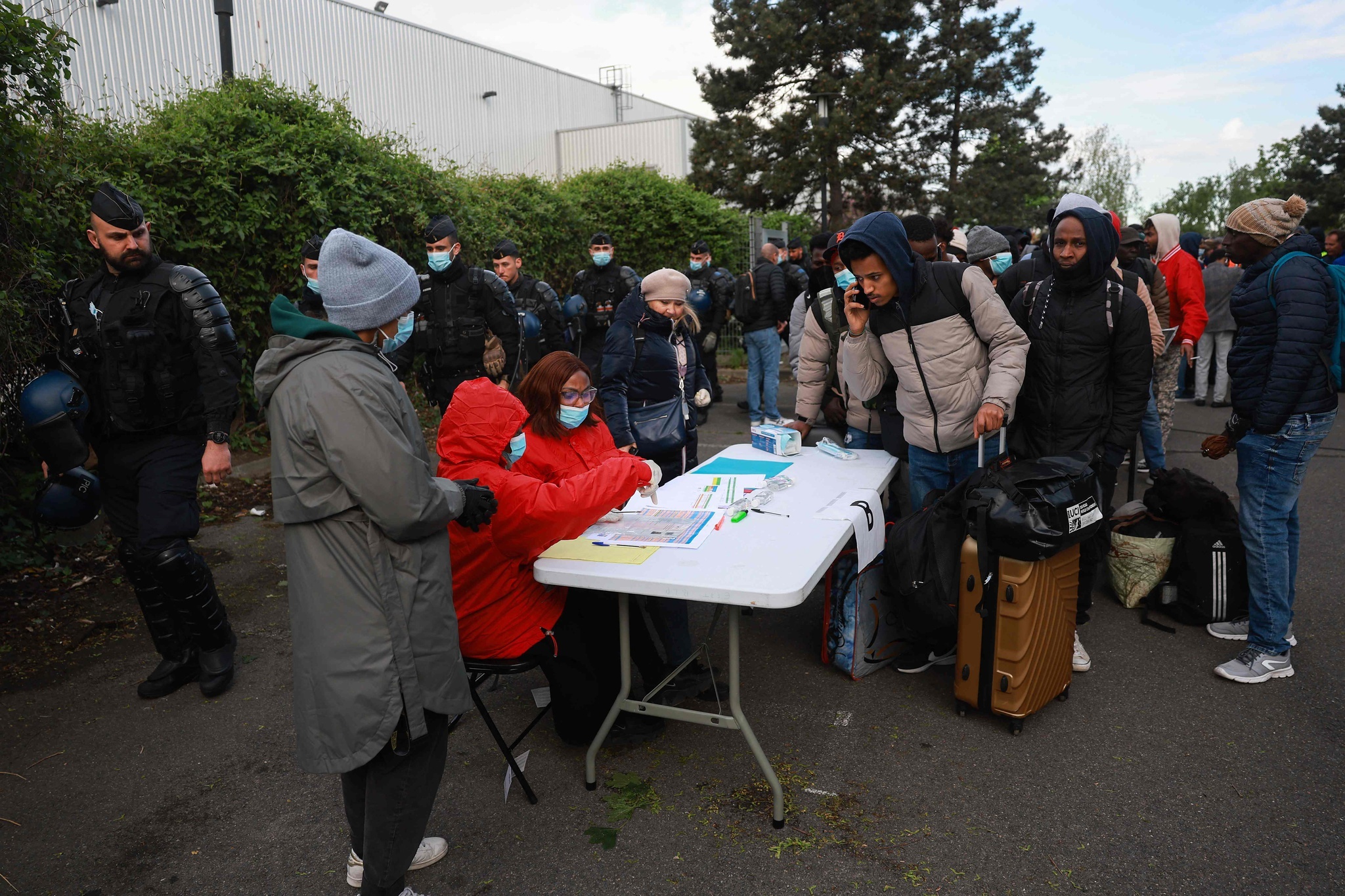 仏当局、パリ郊外の廃ビルから移民数百人退去 五輪まで100日
