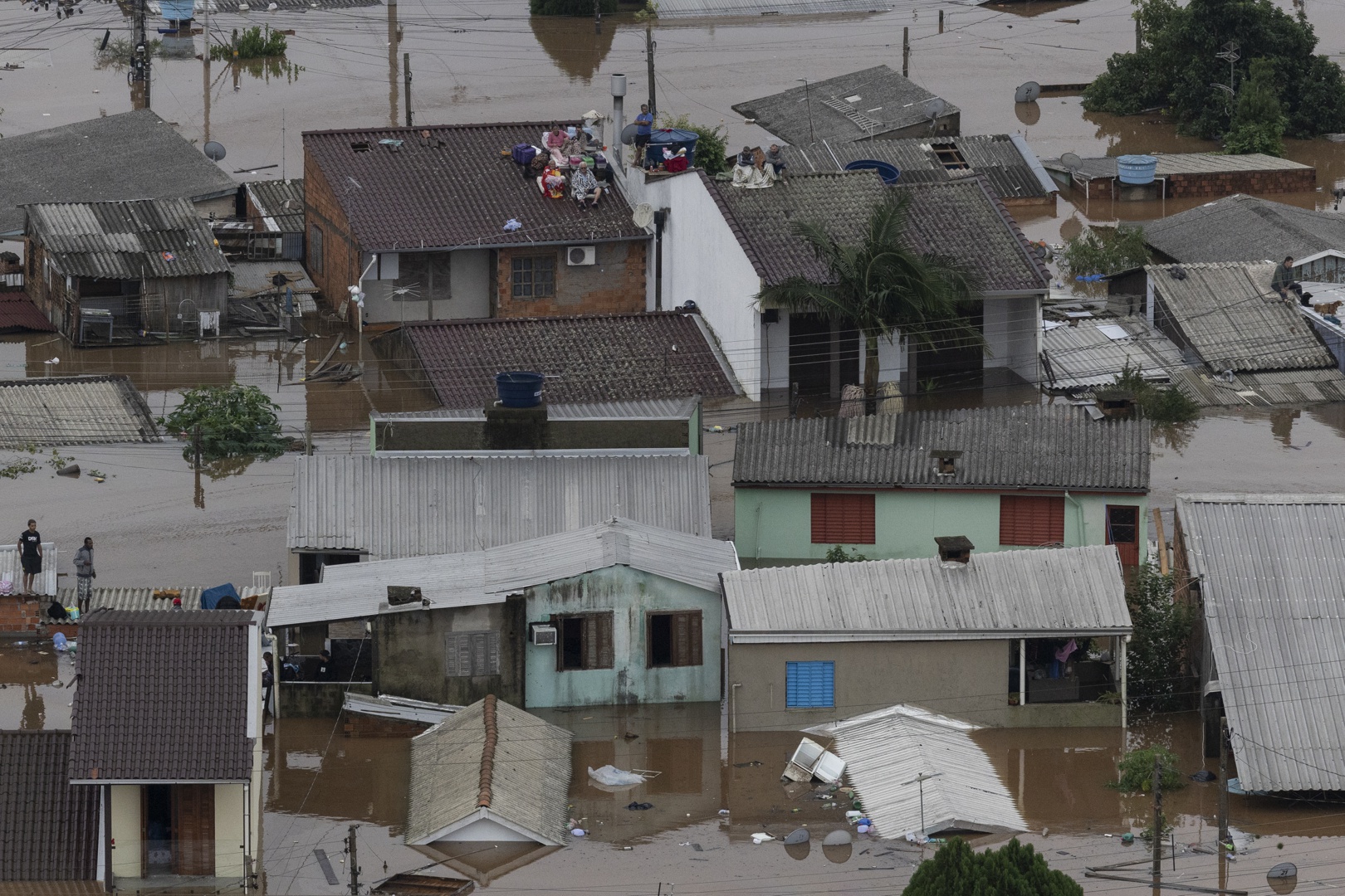 la ciudad brasileña de porto alegre, sumergida bajo las aguas en una inundación histórica