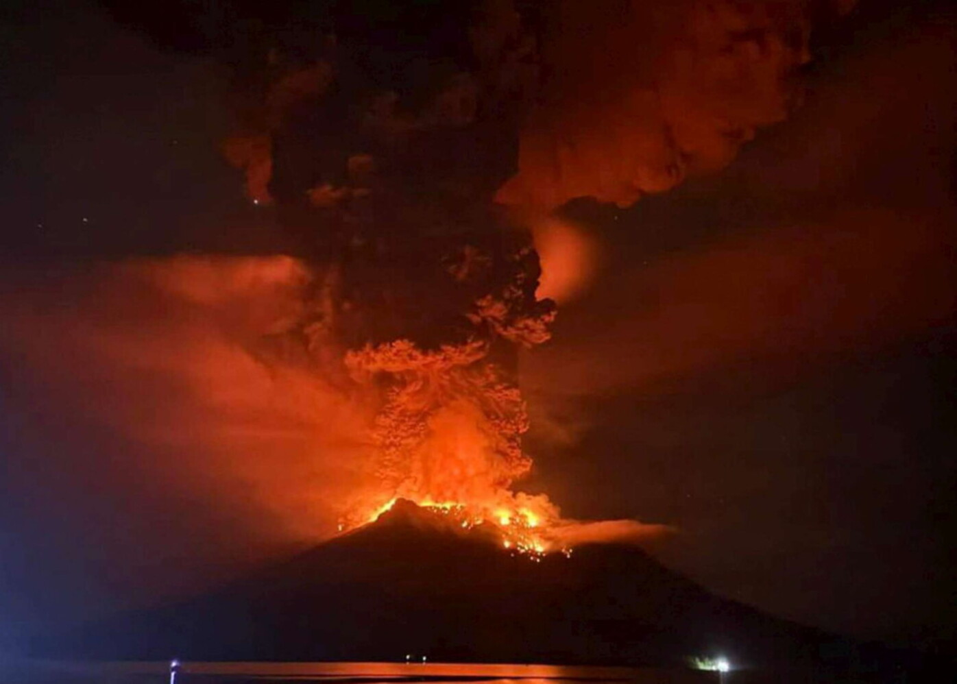 indonesia, vulcano ruang in eruzione: allerta tsunami