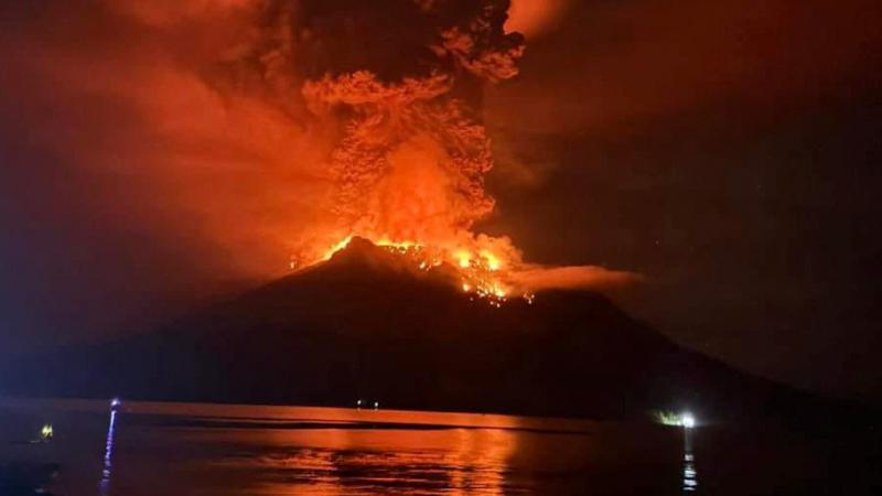 indonésie : éruptions volcaniques et risque de tsunami, des milliers d’habitants évacués
