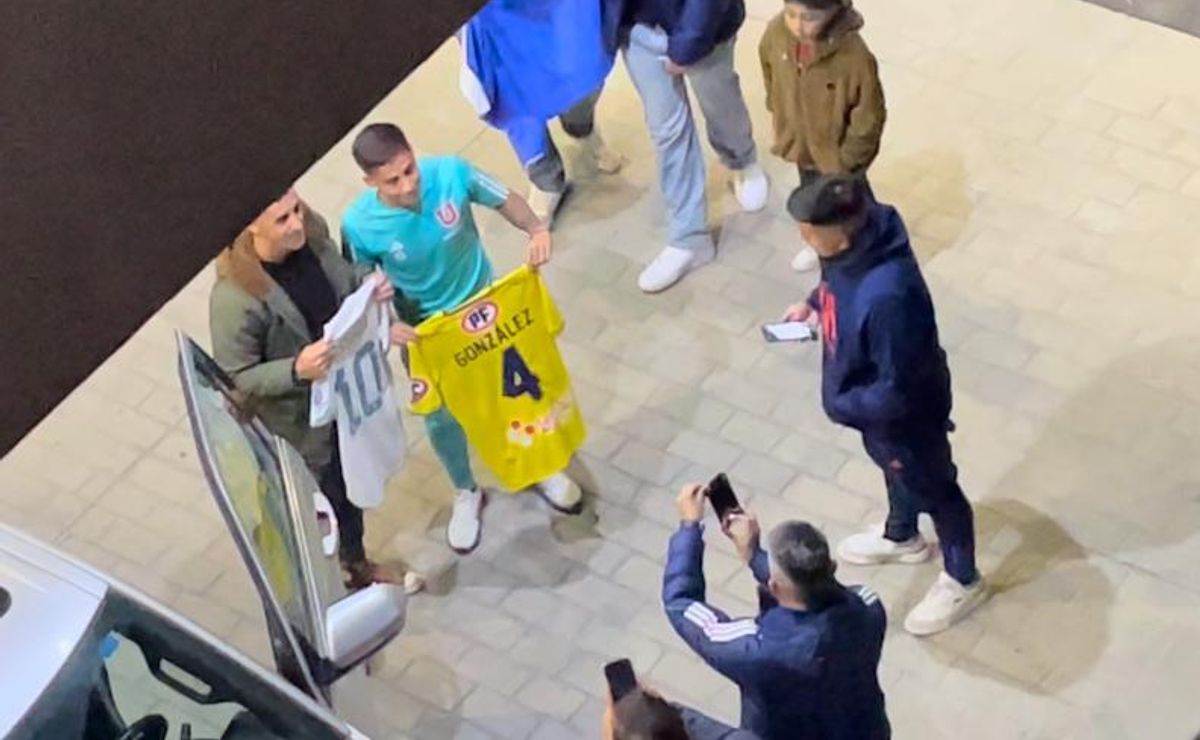 osvaldo rocky gonzález visita la concentración de la u: ¿con qué jugador azul cambió camiseta?
