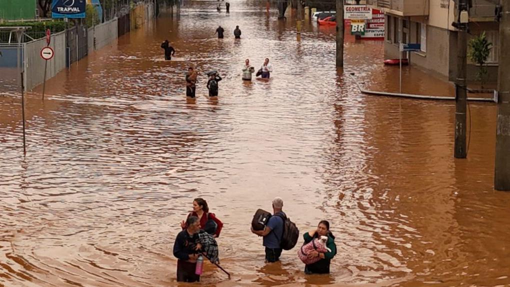 porto alegre enfrenta enchente sem precedentes e teme próximos dias na região: 'estamos agradecidos por estarmos vivos'