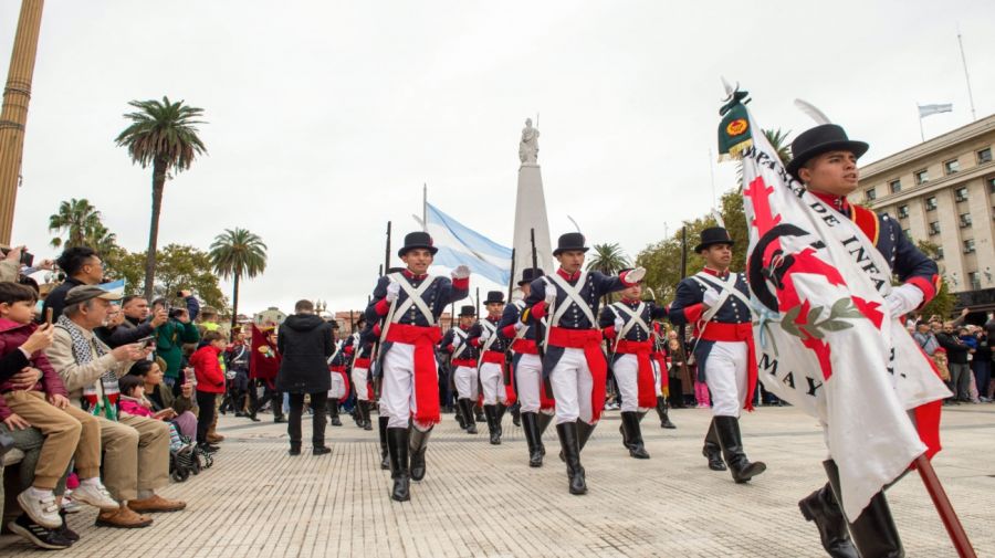 plaza de mayo: los regimientos de granaderos, patricios e iriarte realizaron en simultáneo el cambio de guardia