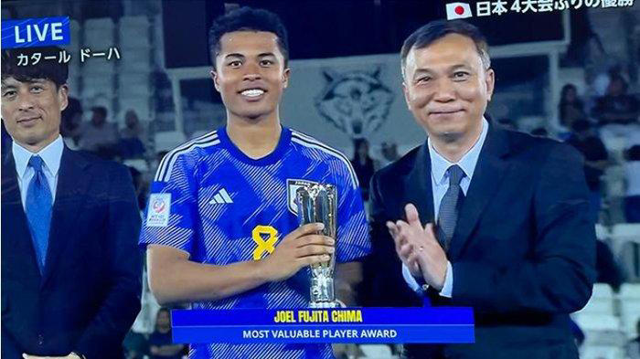 Pesepakbola asal Jepang Joel Fujita Chima menerima trophy sebagai pemain terbaik dalam kejuaraan sepakbola U23 AFC, Sabtu (4/5/2024). (Foto NHK)
