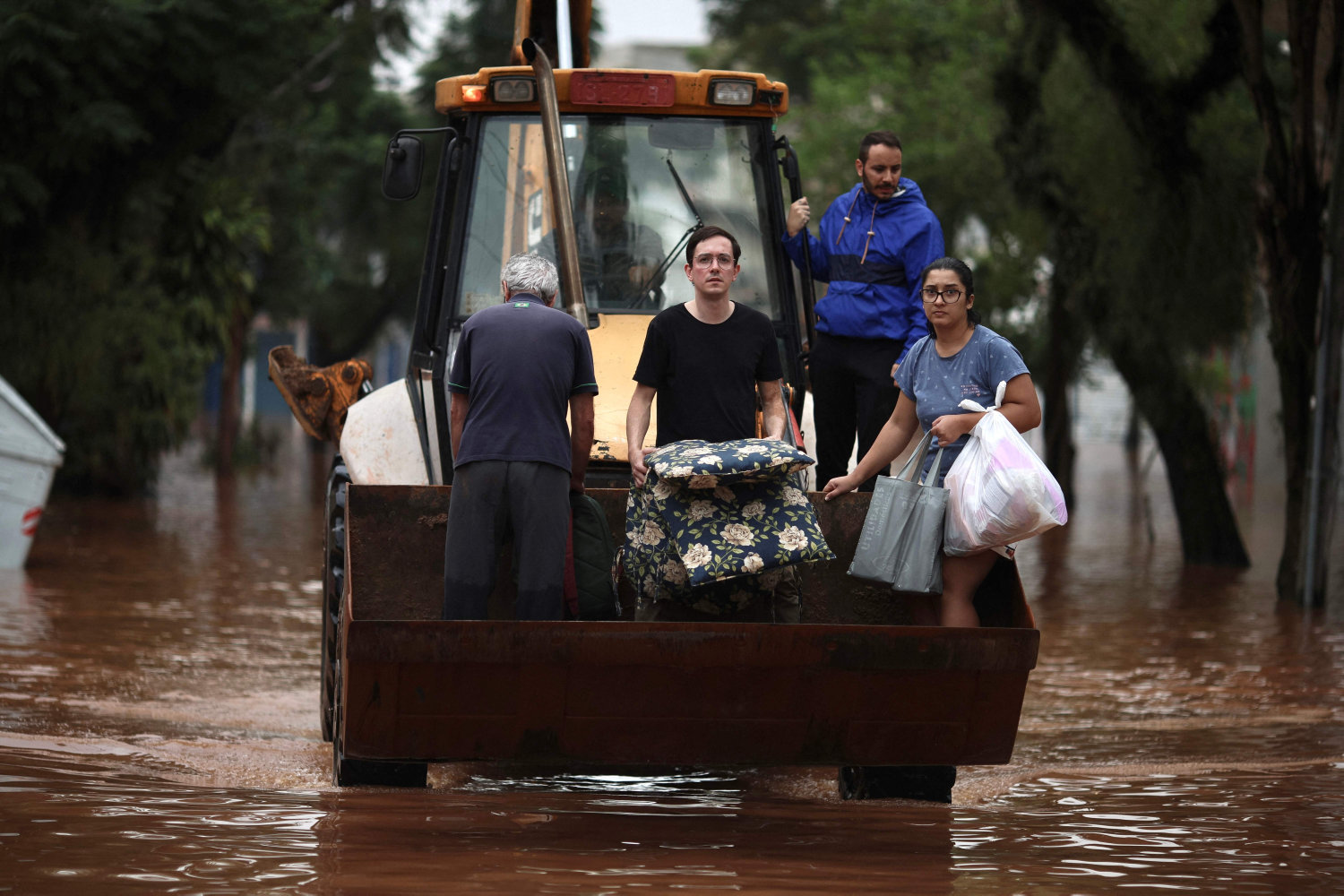 oversvømmelser tvinger 70.000 brasilianere fra deres hjem