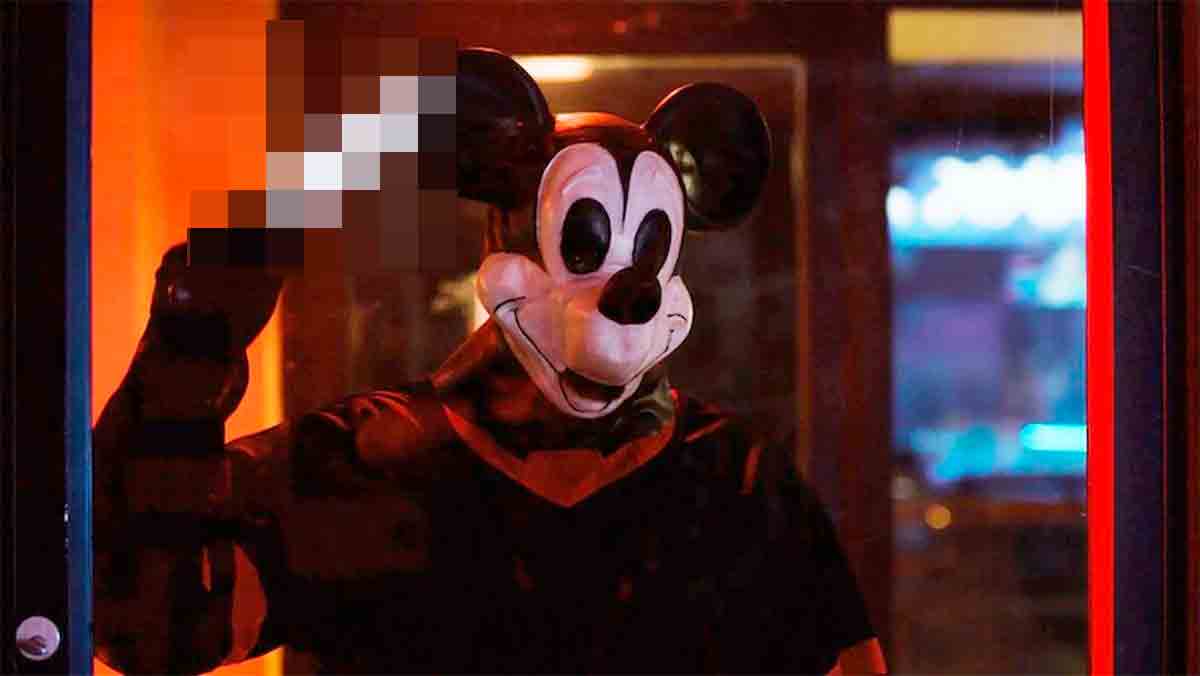 mickey mouse a medvídek pú se střetávají v novém hororovém filmu
