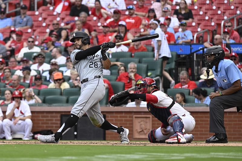 white sox wait out 3-hour rain delay in 10th inning to beat cardinals 6-5