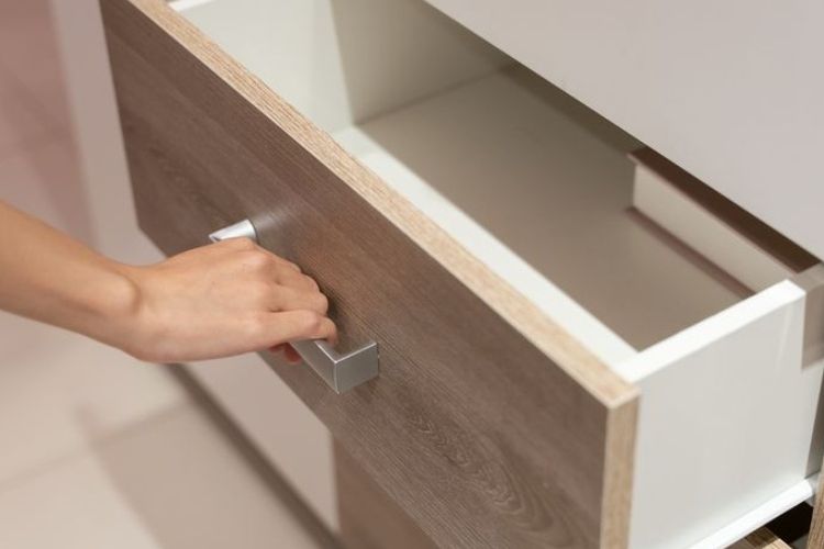 cara mudah mengatasi laci kayu seret saat dibuka tanpa perlu dibongkar