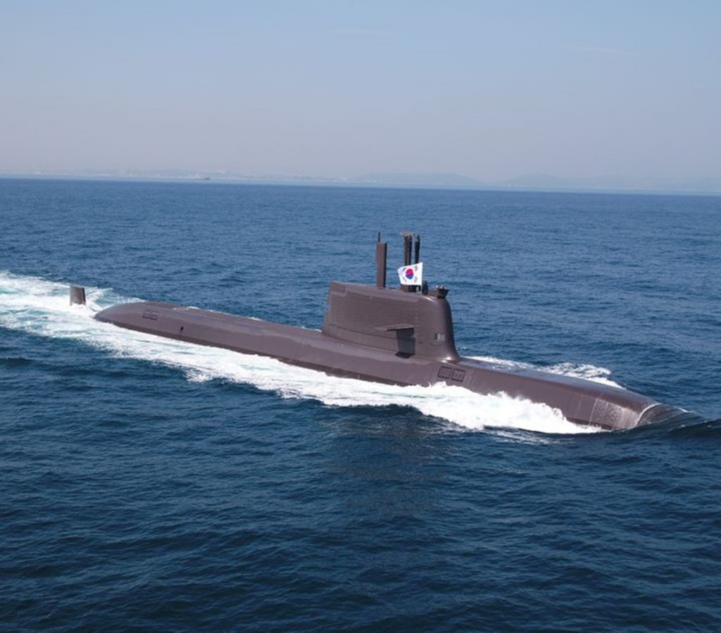 密かに敵陣に侵入しミサイル発射…日増しに高度化する韓国型潜水艦