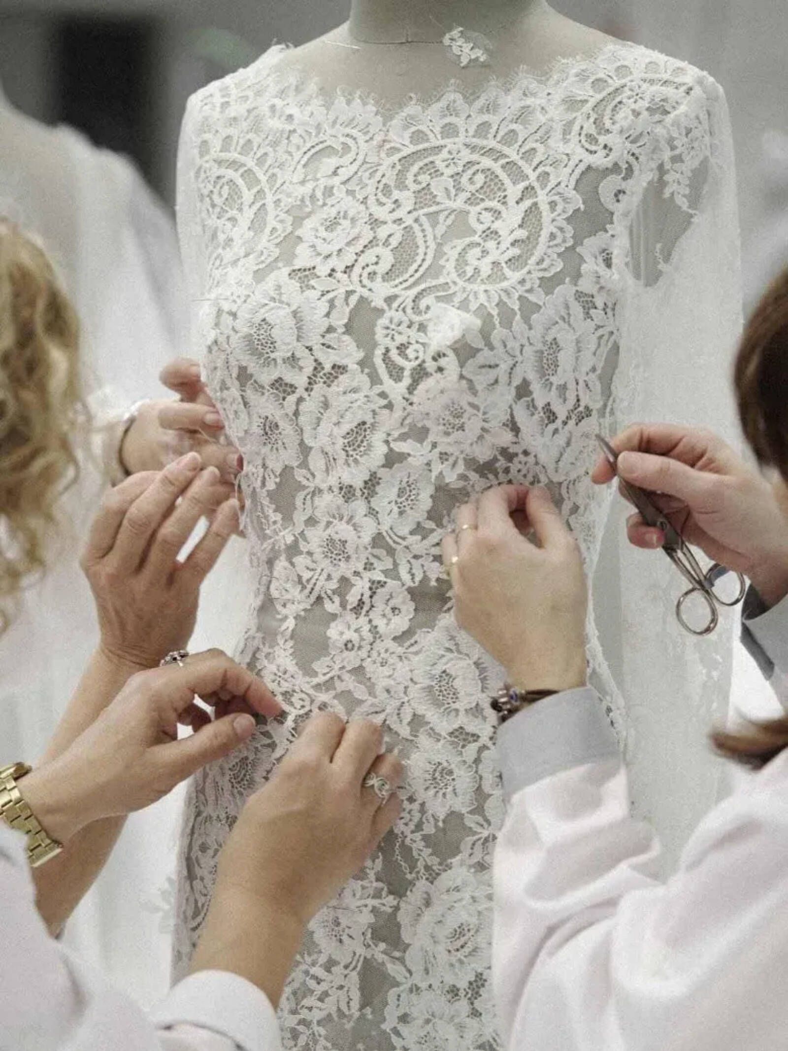 cómo se crea un vestido de novia en cifras: 8 equipos de profesionales, 120 horas en el patrón y una costura minuciosa al detalle
