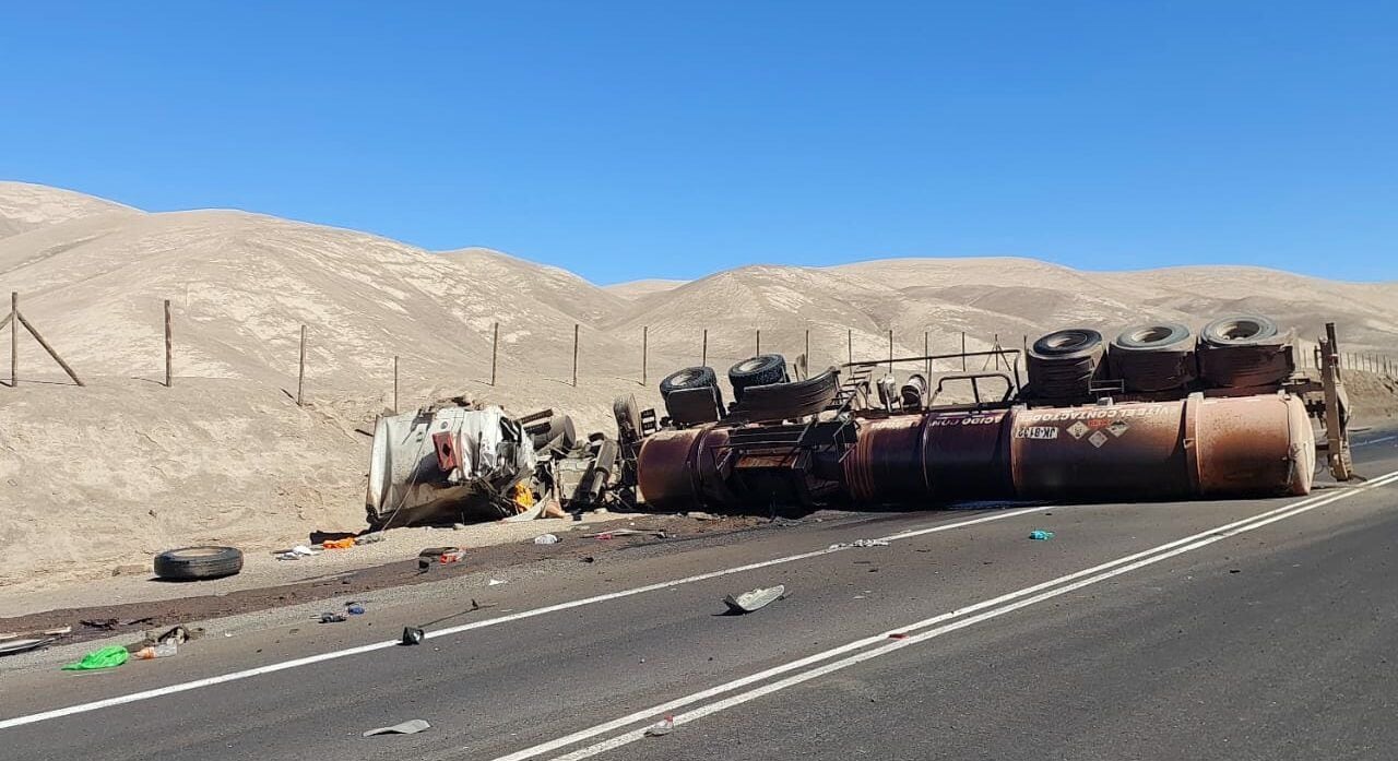 fatal accidente en antofagasta: camión con ácido sulfúrico vuelca en la carretera y deja una persona muerta
