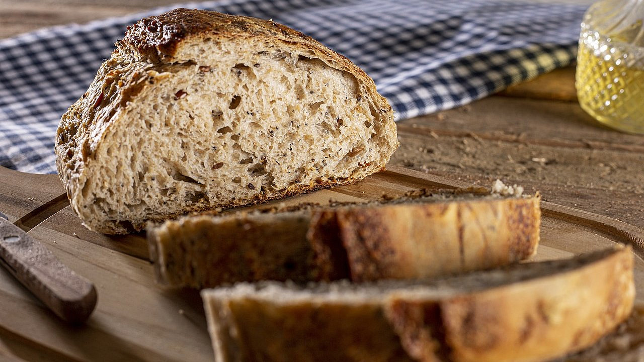 bramborový chleba, který zvládne i amatér: stačí pár levných ingrediencí a za chvilku máte skvělé domácí pečivo na stole