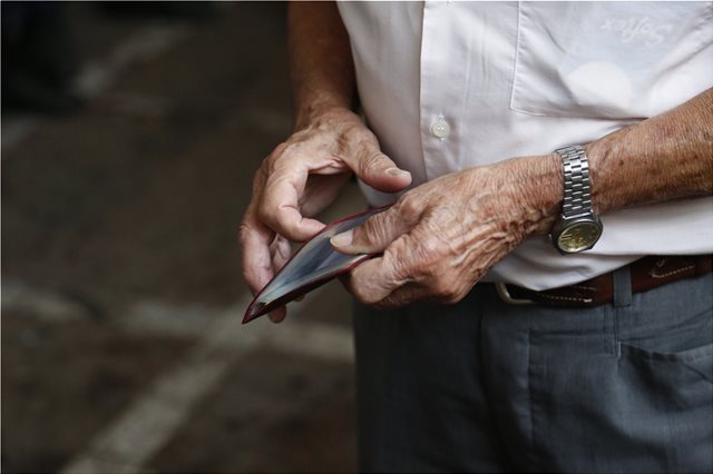 αναδρομικά συνταξιούχων: πότε θα δημοσιοποιηθεί η απόφαση για τα κομμένα δώρα