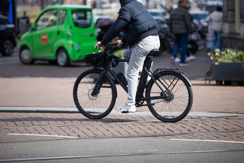 amsterdam begint proef met snelle fietsers op rijbaan: 'mag, hoeft niet'