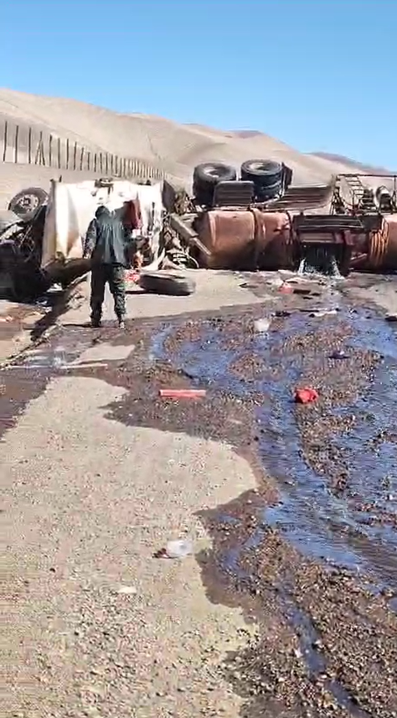 camión volcó 2 mil litros de ácido sulfúrico en antofagasta: conductor murió tras sufrir quemaduras