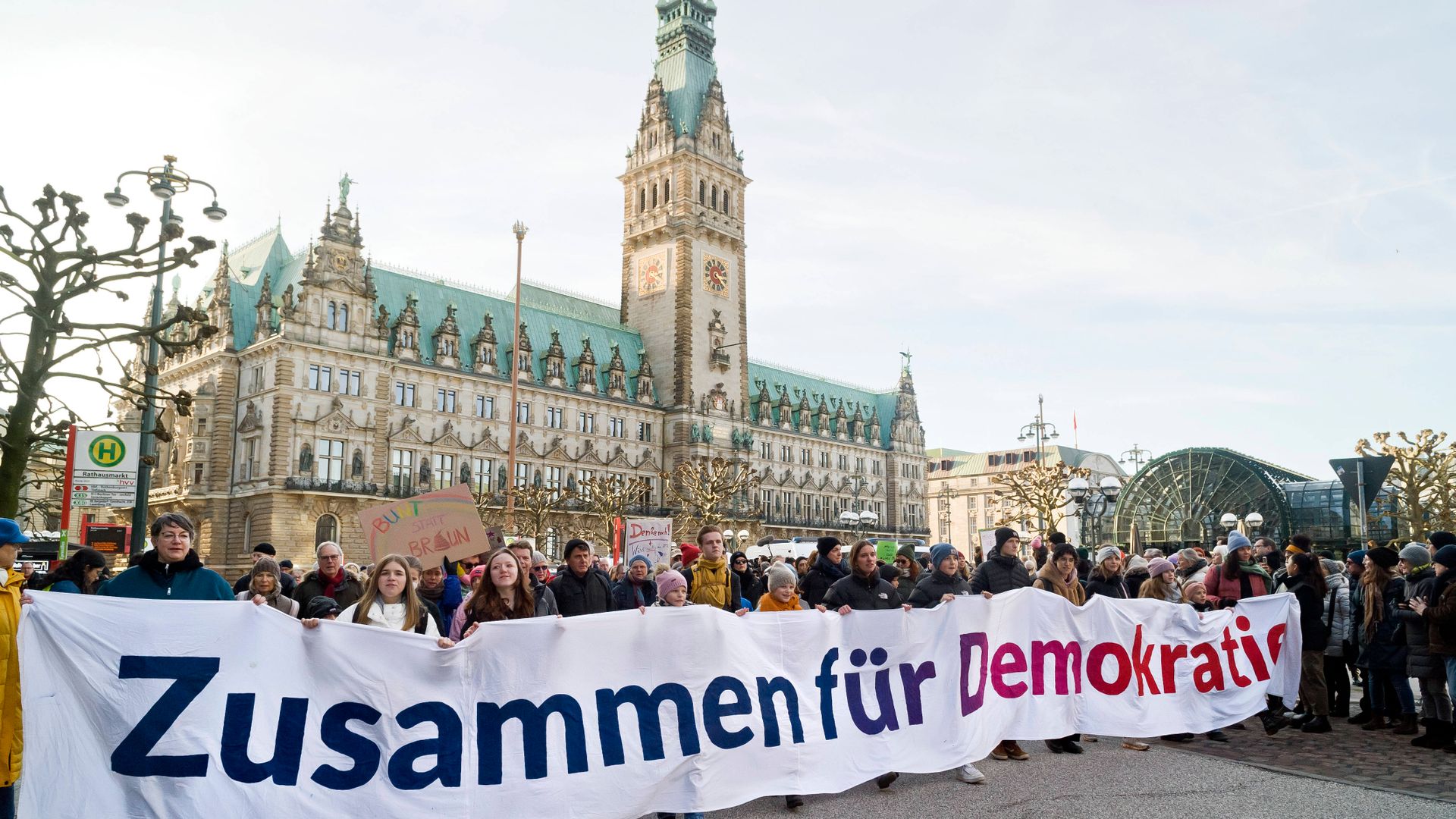 demos gegen rechts: spontane proteste vor dem brandenburger tor nach angriffen auf politiker