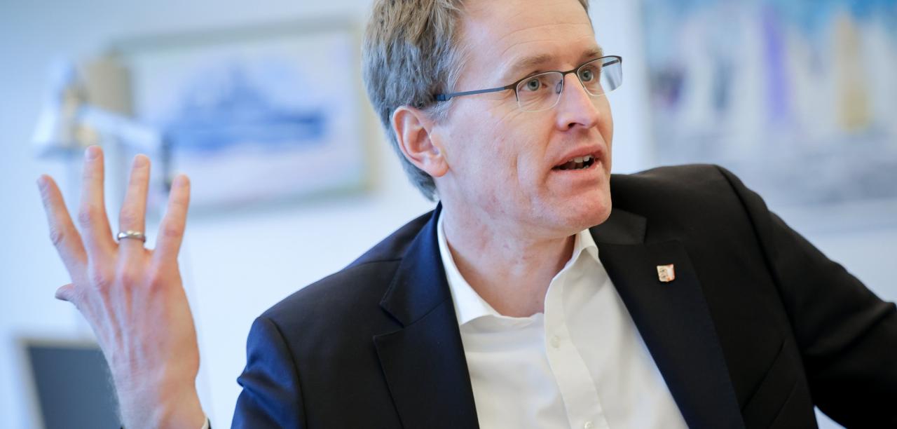 schleswig-holsteins ministerpräsident bekennt sich zu merkel