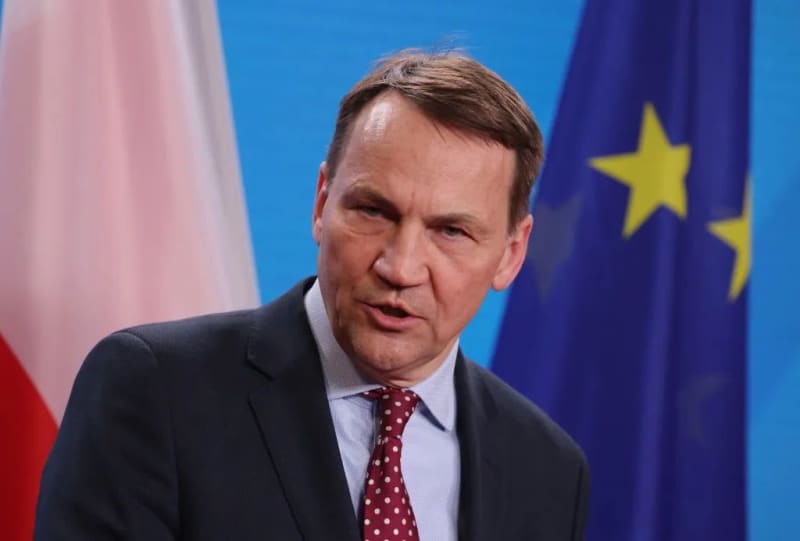 sikorski: putin not reckless enough to attack nato country