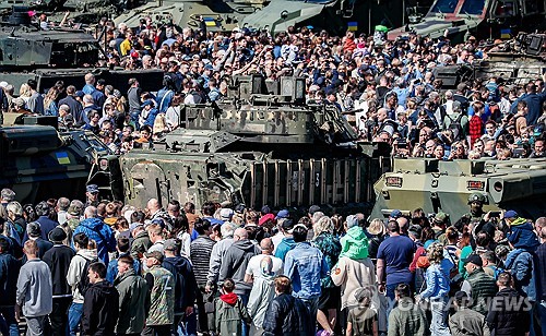 모스크바 광장 끌려온 미제 탱크…푸틴 대관식 '트로피' 선전전
