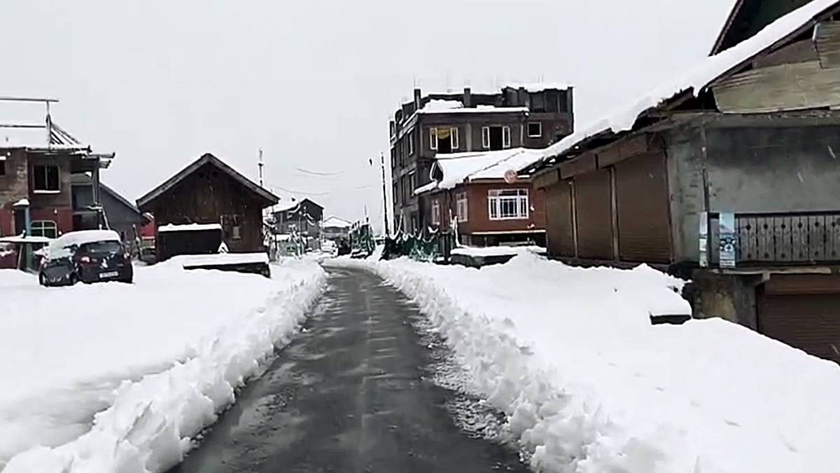 snow in kashmir in april, heatwave in east & south — climate change could be causing extreme weather