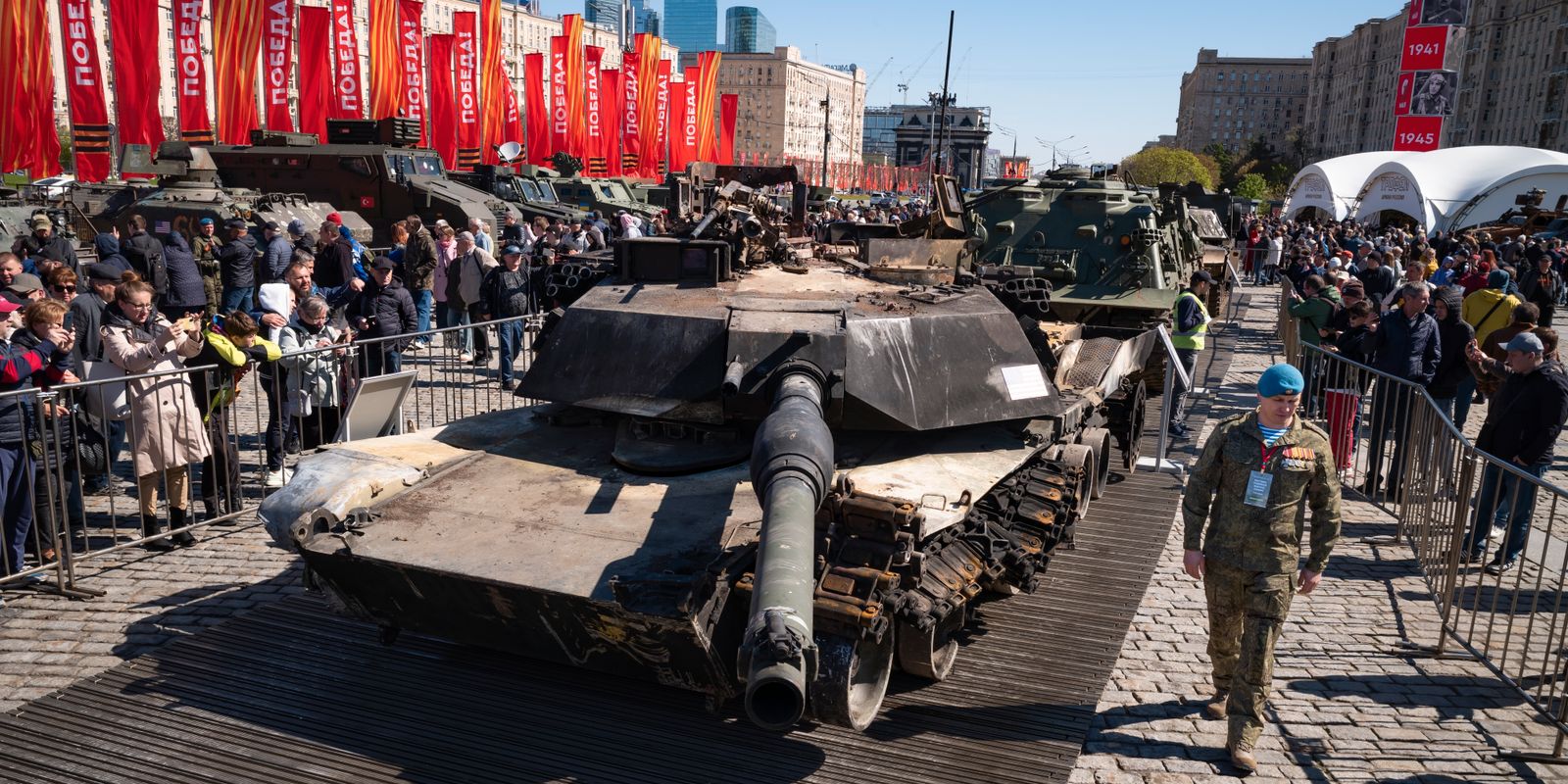 putins propaganda: skryter om erövrade stridsvagnar