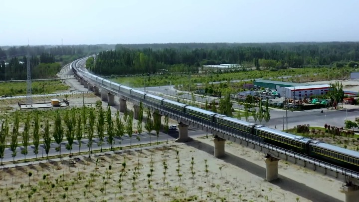 鉄道建設で砂漠に「緑の壁」構築 中国新疆ウイグル自治区