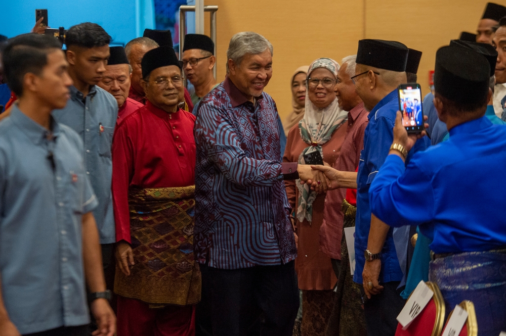 in gathering of najib loyalists, zahid hints at 'another way' to free najib besides the court