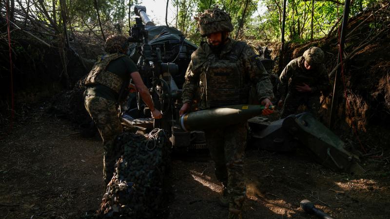 guerre en ukraine : des roquettes russes font deux morts et six blessés