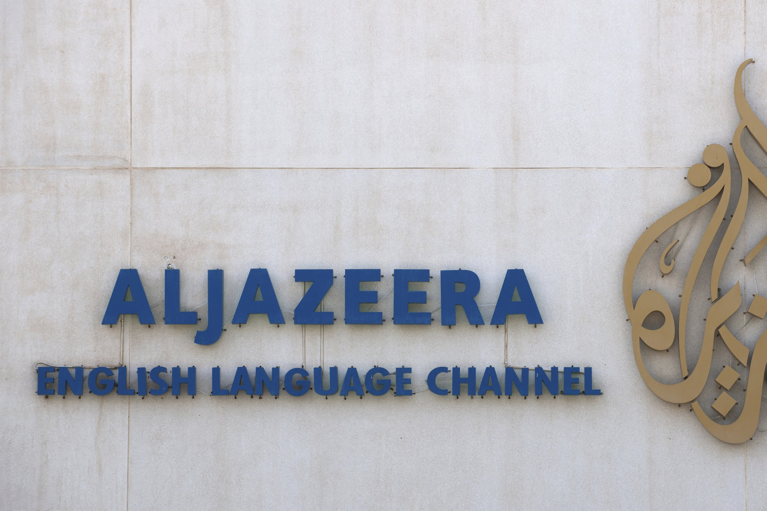 israels regering lukker nyhedskanalen al jazeeras israelske afdeling