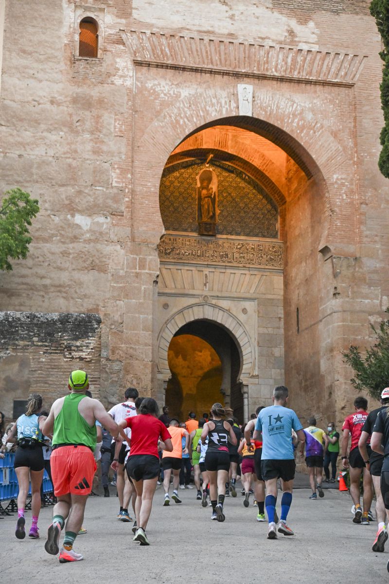 así ha sido la media maratón de granada con paso a través de la alhambra para sus más de 5.000 corredores