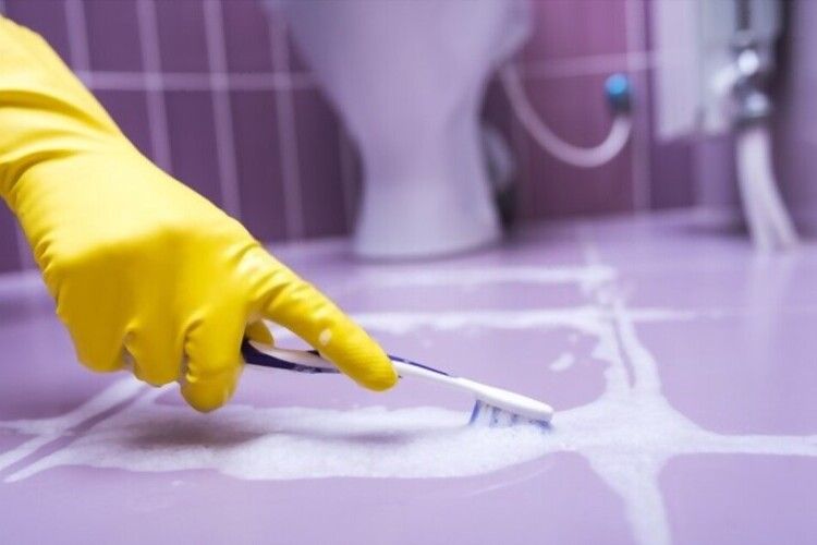 trik membersihkan ubin kamar mandi agar selalu tampak berkilau, modal sebungkus bahan warung ini