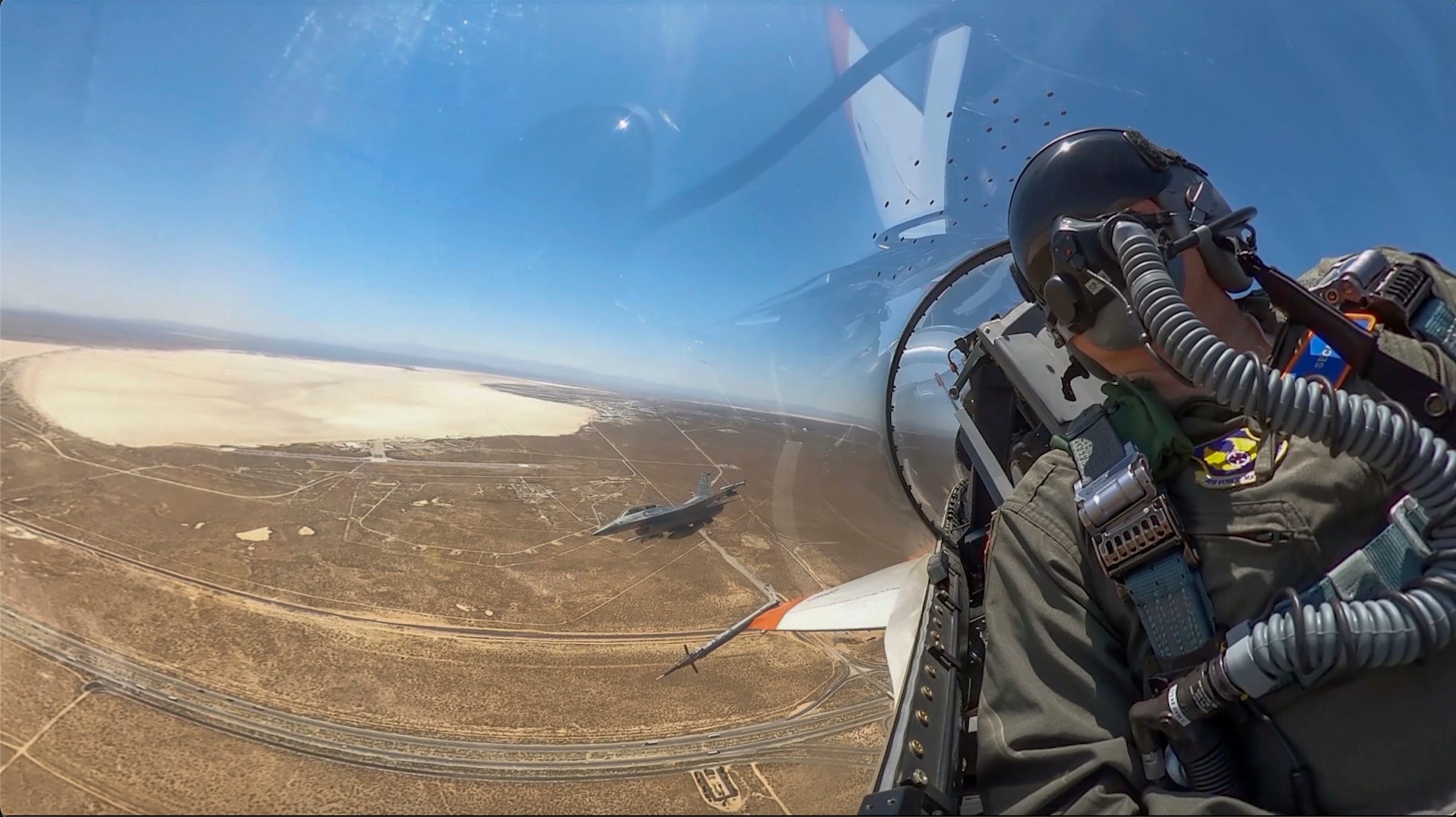 dieser ki-unterstützte kampfjet kann während eines luftkampfs mit einem menschlichen piloten mithalten