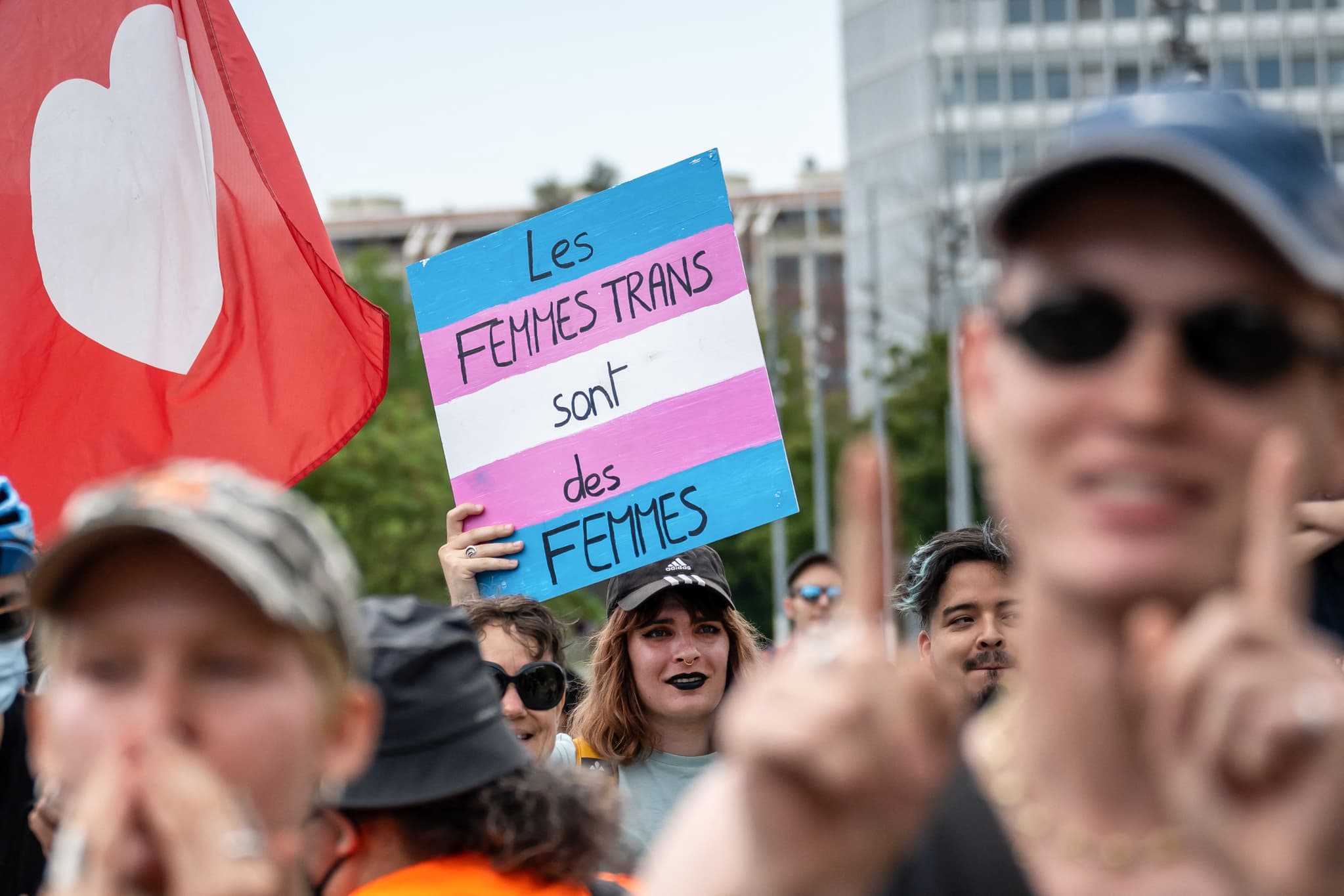 une manifestation contre la transphobie organisée à paris avant une conférence controversée
