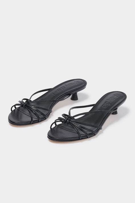 schwarze sandalen: diese klassiker verleihen deinen looks immer ein hochwertiges upgrade, egal, ob du 20 oder 300 euro ausgibst