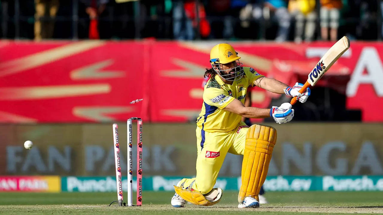 watch: dharamsala crowd goes on 'mute mode' as csk hero ms dhoni falls for a golden duck
