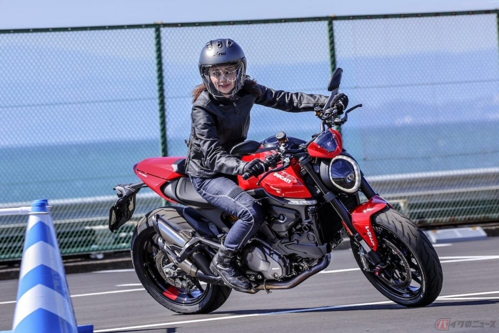 ドゥカティの最新人気モデル「モンスター+（プラス）」にアクティブバイク女子、指出瑞貴が挑戦！ 軽やかでスポーティーな五つ星のイケメンバイクです！！