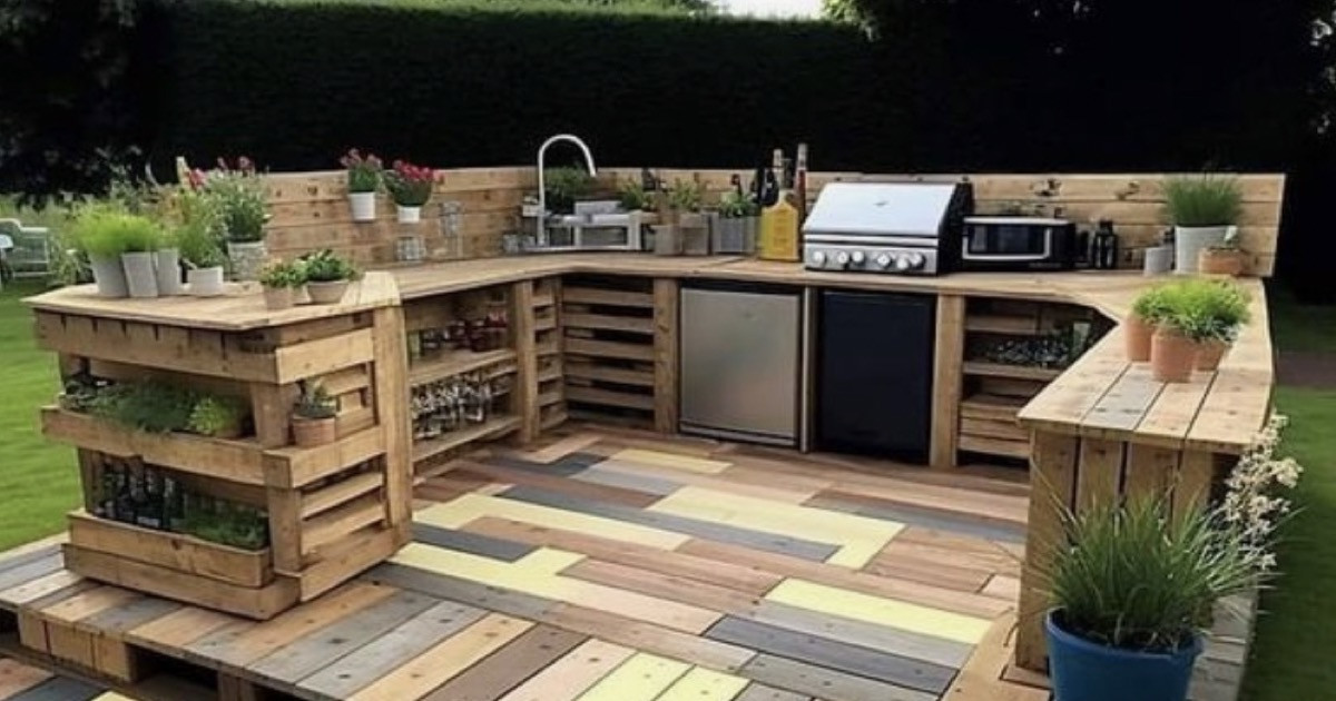 10 astuces pour transformer vos palettes de bois en superbes cuisines d’extérieures